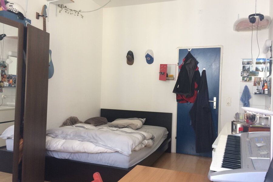 Kleiderschrank und Bett