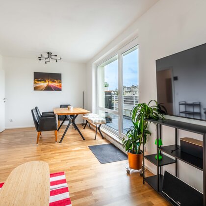 Helles Wohnzimmer mit Balkonzugang – 3-Zimmer-Wohnung zur Kurzzeitmiete, Wohnen auf Zeit für 1 bis 6 Monate in Wien