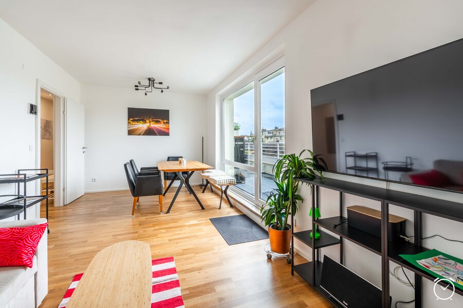 Helles Wohnzimmer mit Balkonzugang – 3-Zimmer-Wohnung zur Kurzzeitmiete, Wohnen auf Zeit für 1 bis 6 Monate in Wien