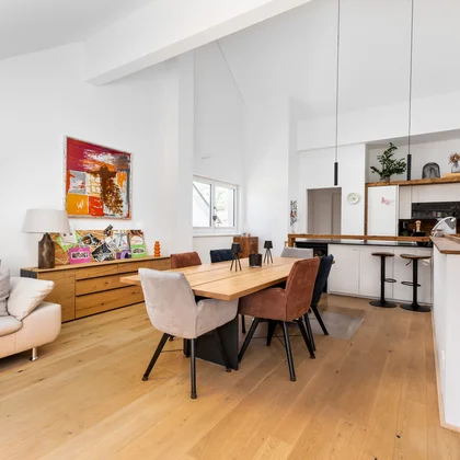 62 / 5.000 45 square meters of living, cooking and dining space with 4 meters ceiling height | © Erich Wagner