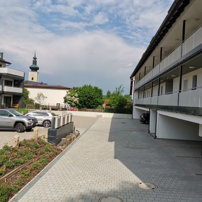 Die Außenparkplätze sind kostenfrei. Die Carports können angemietet werden