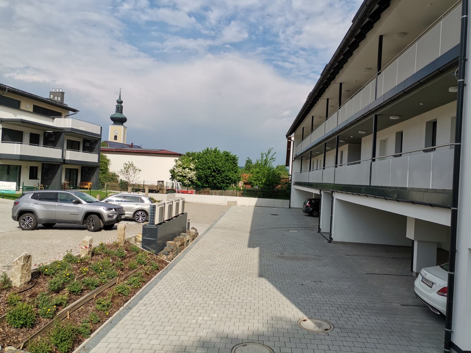 Die Außenparkplätze sind kostenfrei. Die Carports können angemietet werden