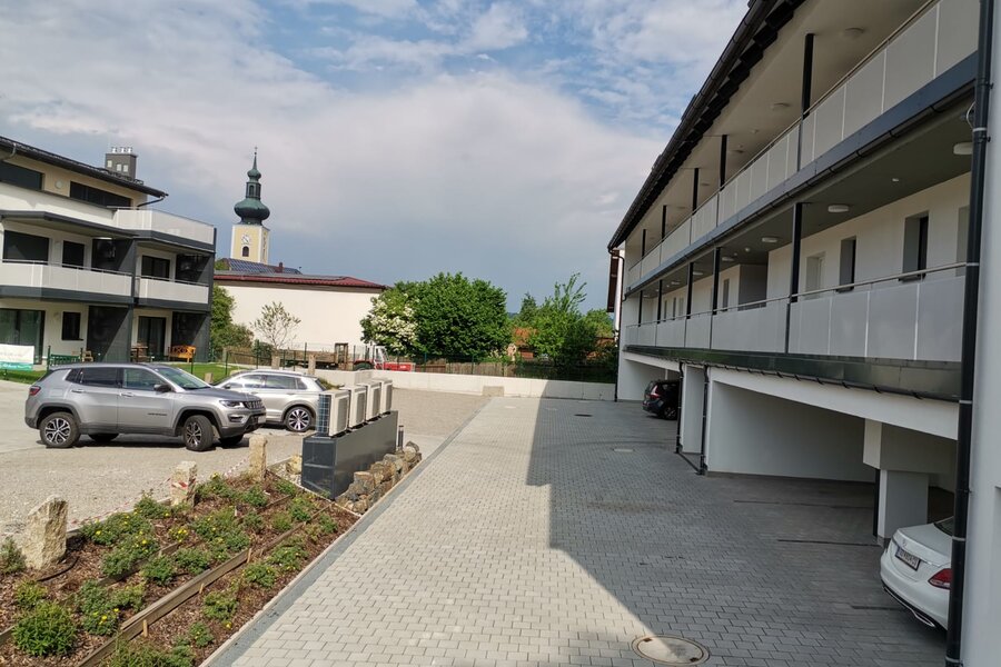 Die Außenparkplätze sind kostenfrei. Die Carports können angemietet werden