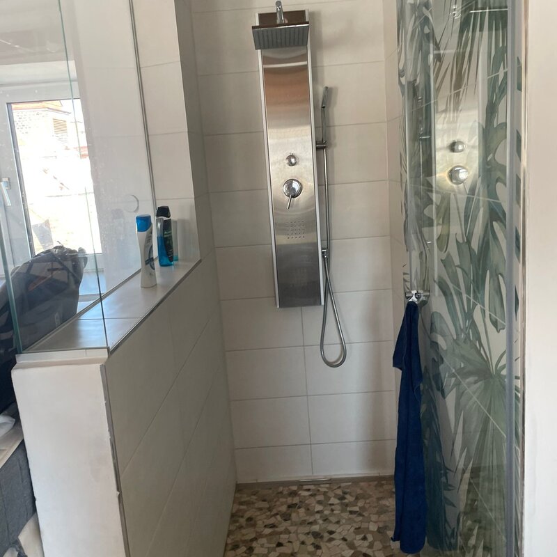 Offene Dusche mit Dschungel-Gefühl