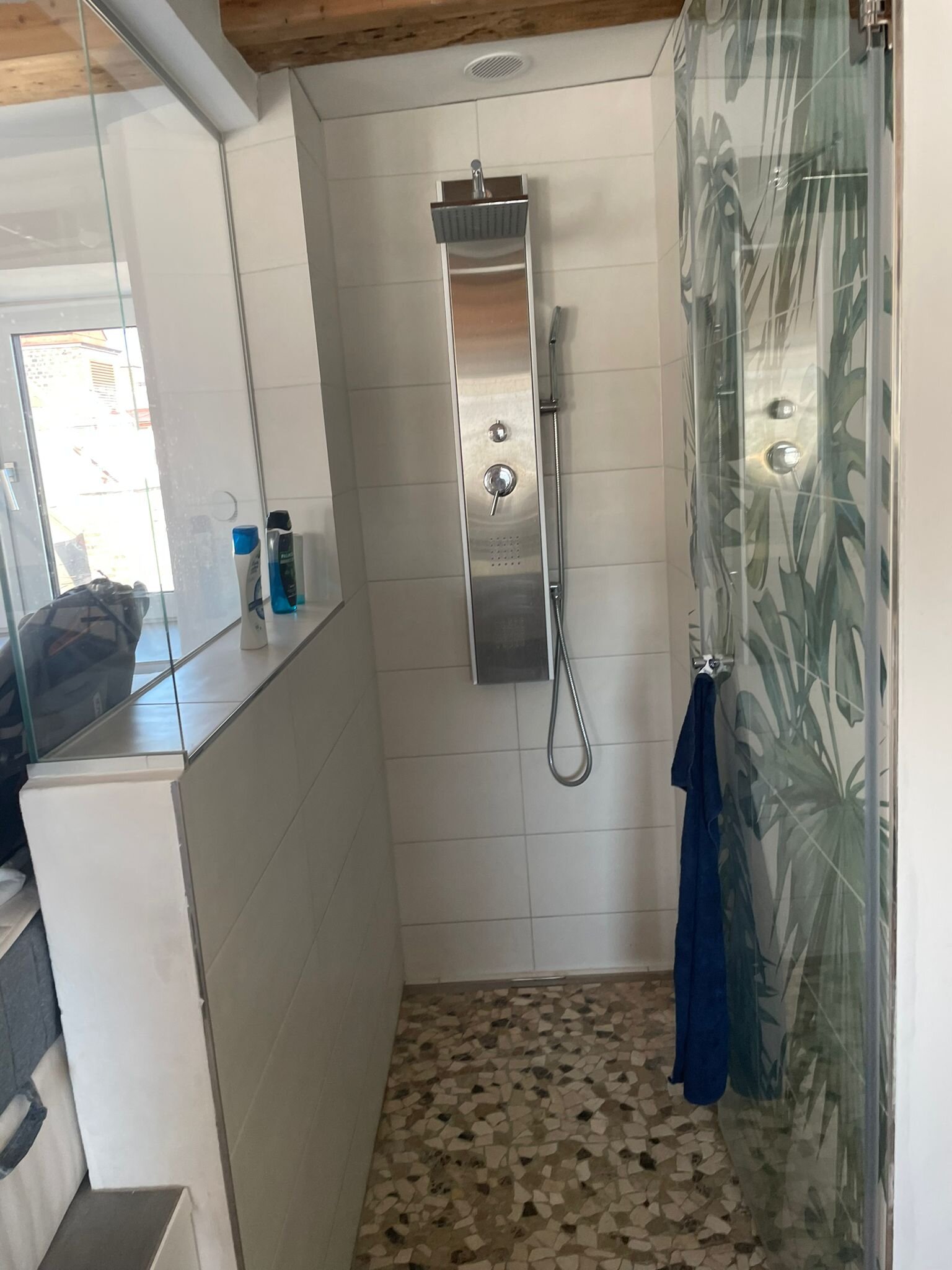 Offene Dusche mit Dschungel-Gefühl