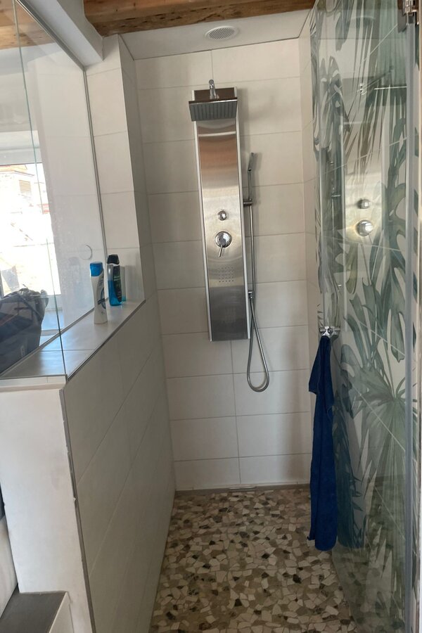 Offene Dusche mit Dschungel-Gefühl