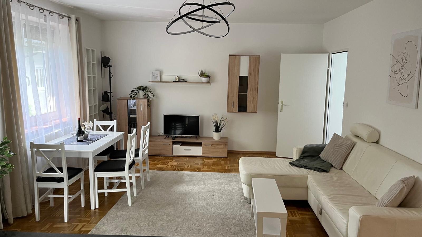 Großer Wohn-Essbereich mit TV