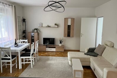 Bright living area with dining table & sofa – 2-room apartment for short-term rental & temporary housing for 1 to 6 months in Salzburg