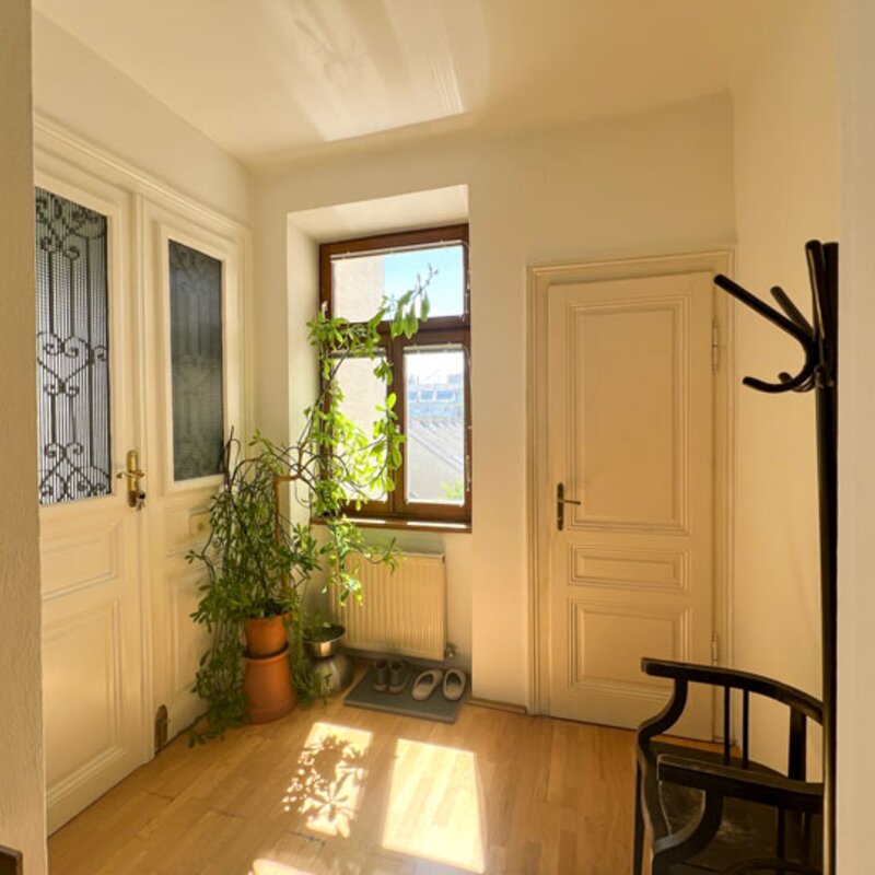 Sunny, friendly entrance hall with a view | © Arthur Summereder