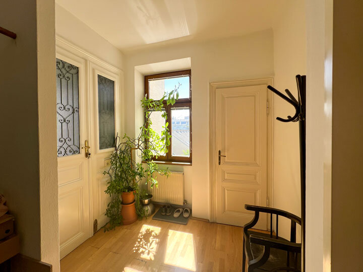 Sunny, friendly entrance hall with a view | © Arthur Summereder