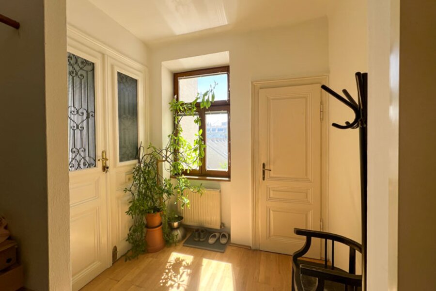 Sunny, friendly entrance hall with a view | © Arthur Summereder