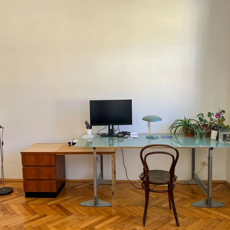 Arbeitstisch mit Bildschirm im Wohn-/Schlafraum | © A.S.