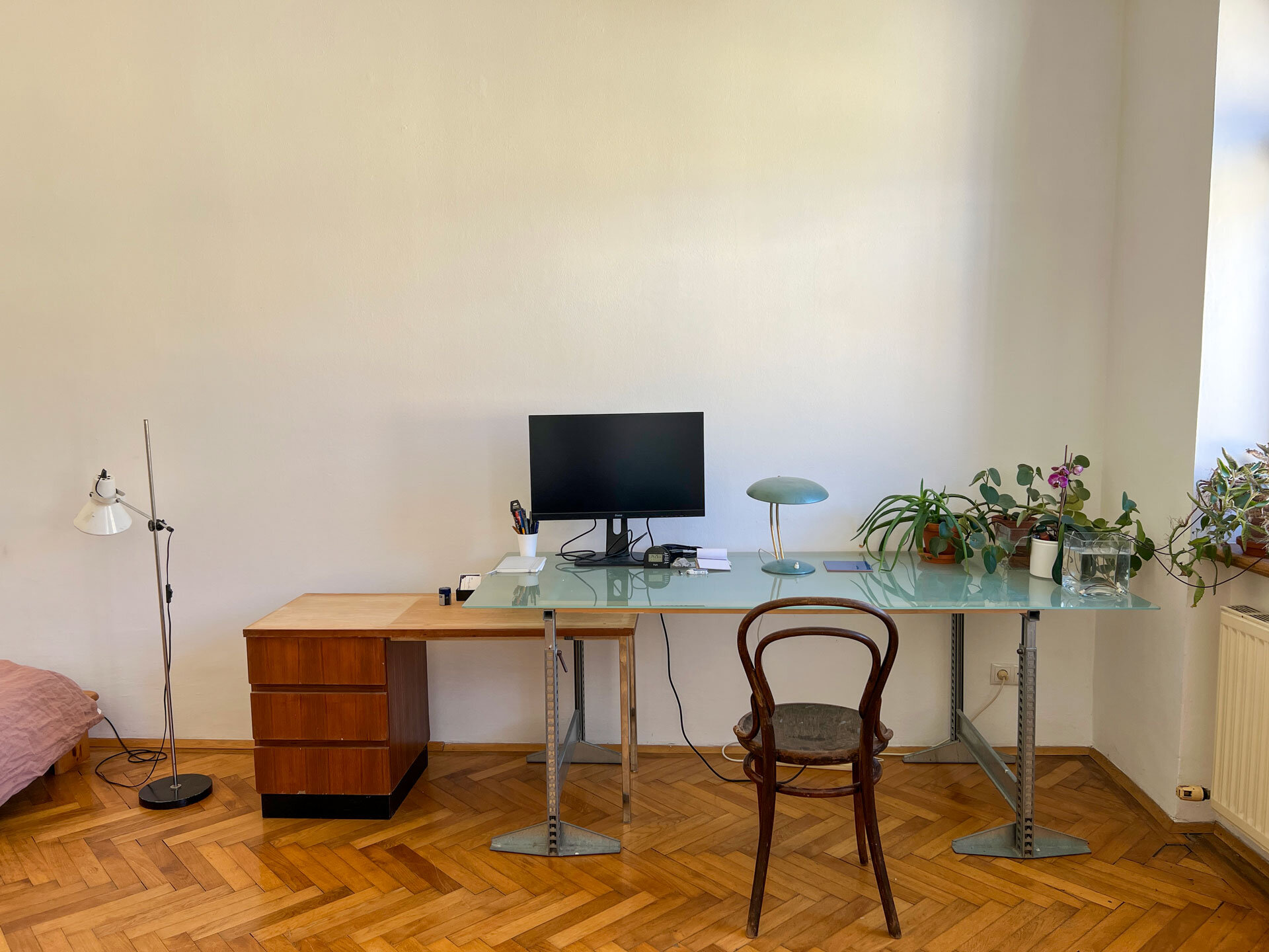 Work desk with screen in the living room/bedroom | © A.S.