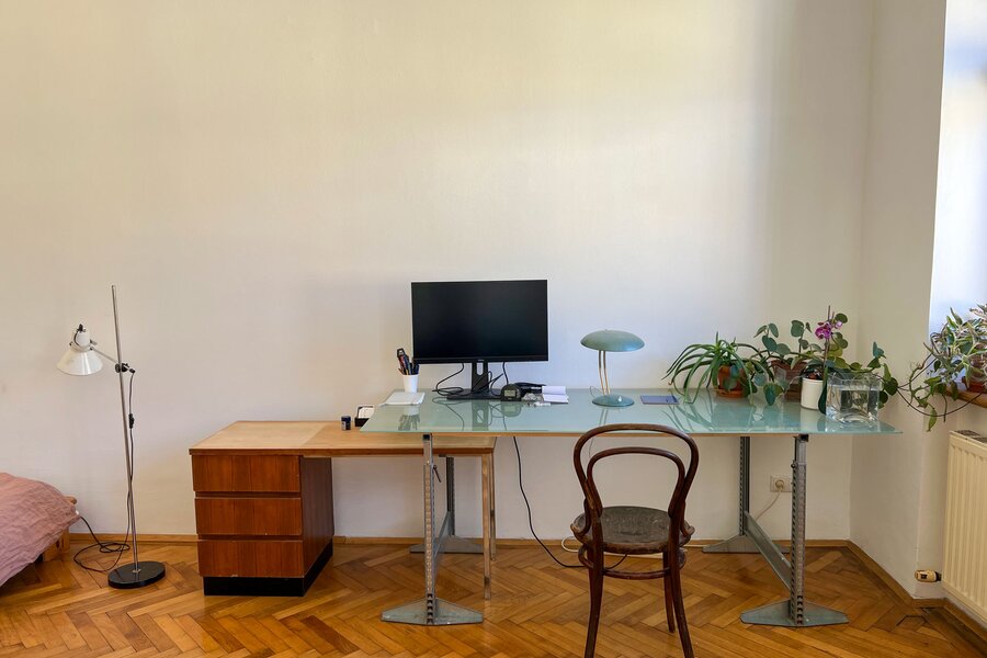 Work desk with screen in the living room/bedroom | © A.S.