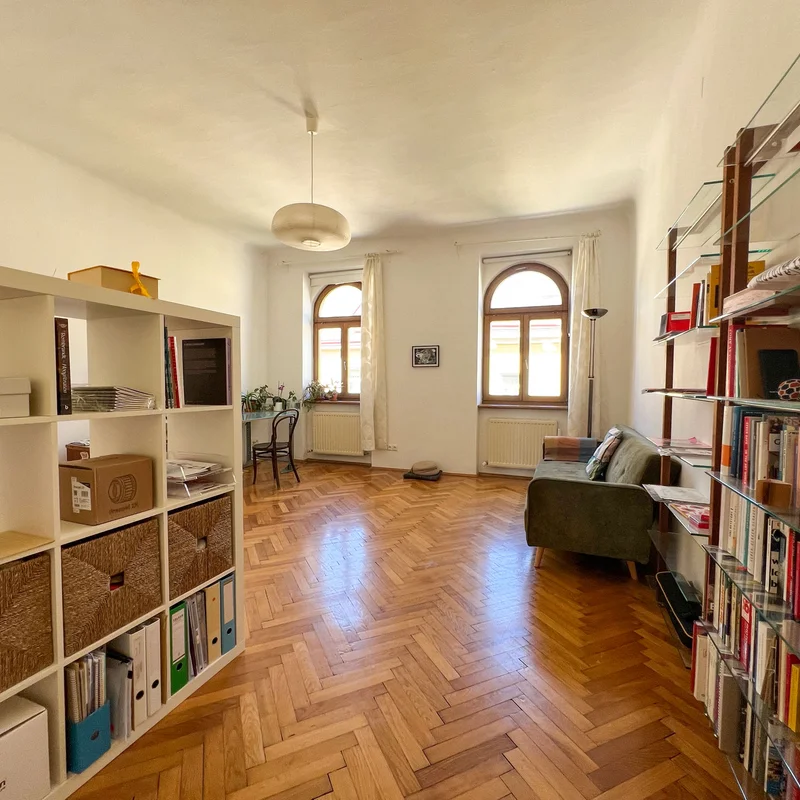 Geräumiges, ruhiges Zimmer mit Parkettboden | © A.S.