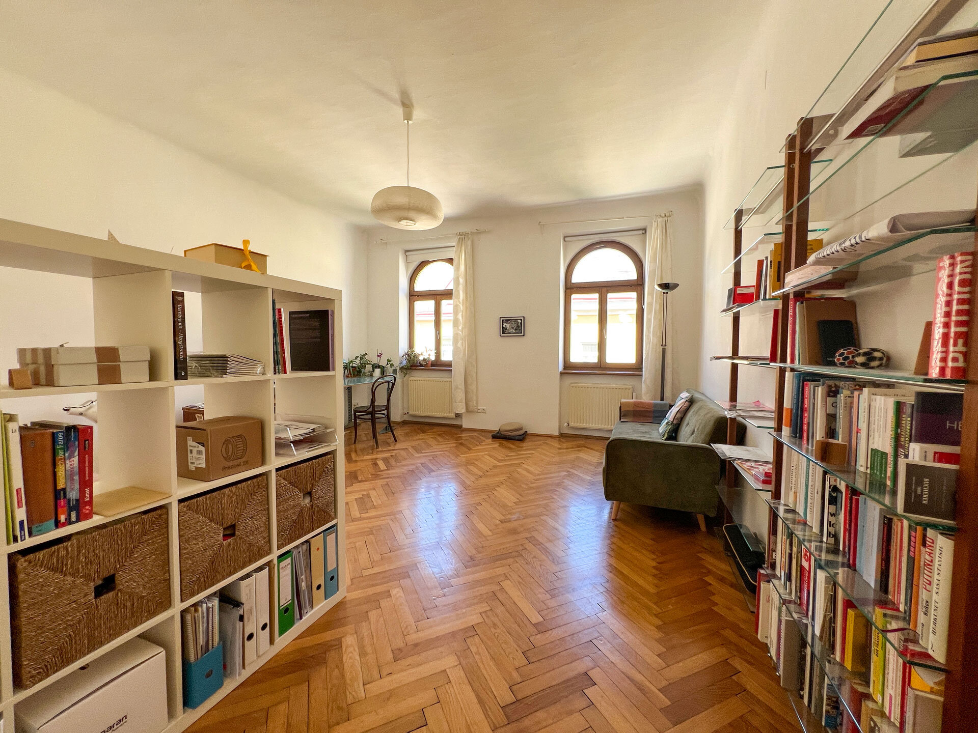 Spacious, quiet room with parquet flooring | © A.S.