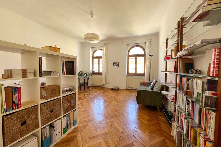 Spacious, quiet room with parquet flooring | © A.S.