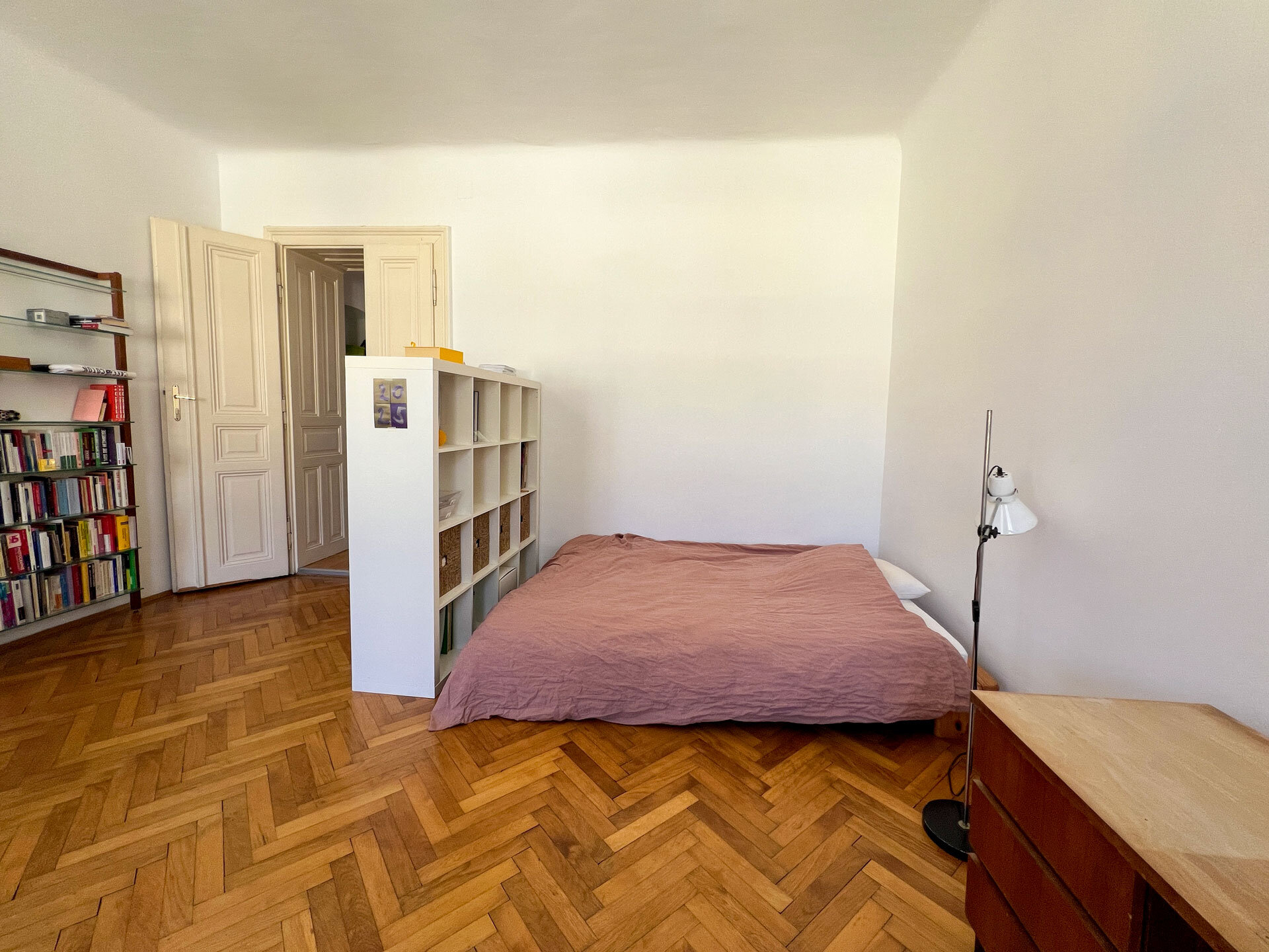 Sleeping area with flexible room divider  | © A.S.