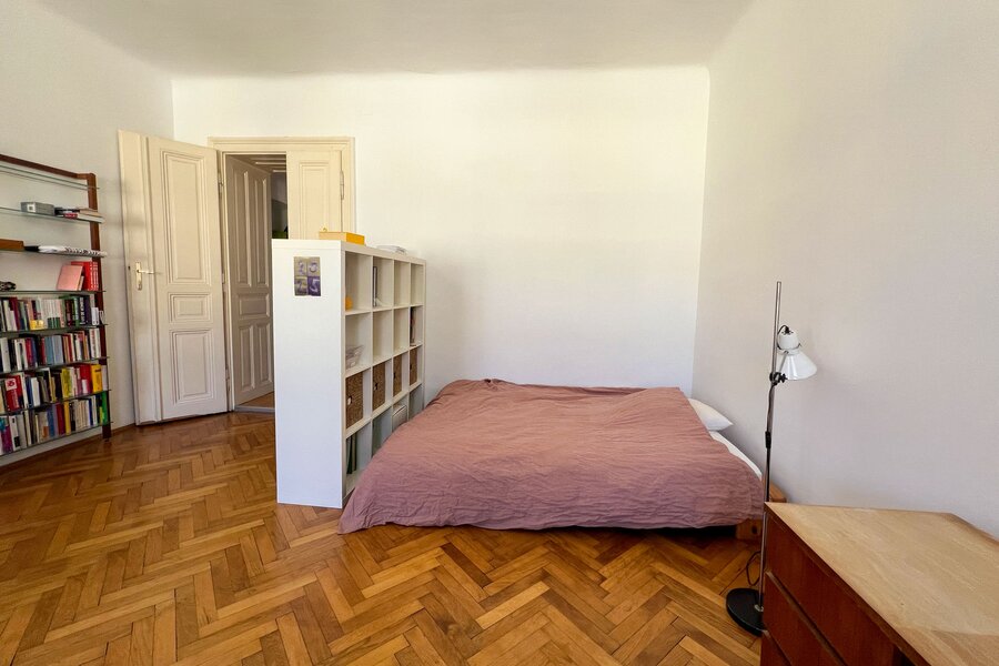 Sleeping area with flexible room divider  | © A.S.