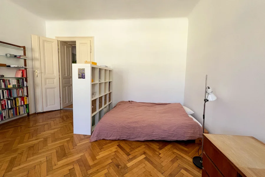 Schlafbereich mit flexiblem Raumtrenner  | © A.S.