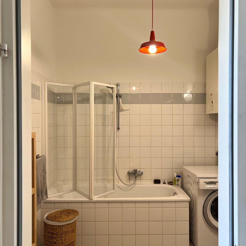 Spacious bathroom with bathtub and washing machine | © A.S.