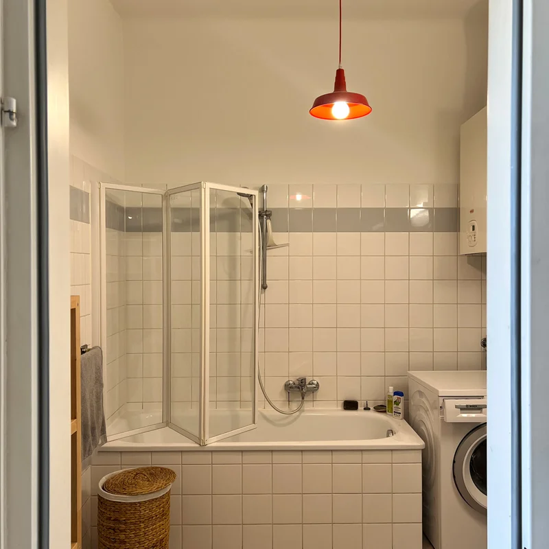 Geräumiges Badezimmer mit Badewanne und Waschmaschine | © A.S.