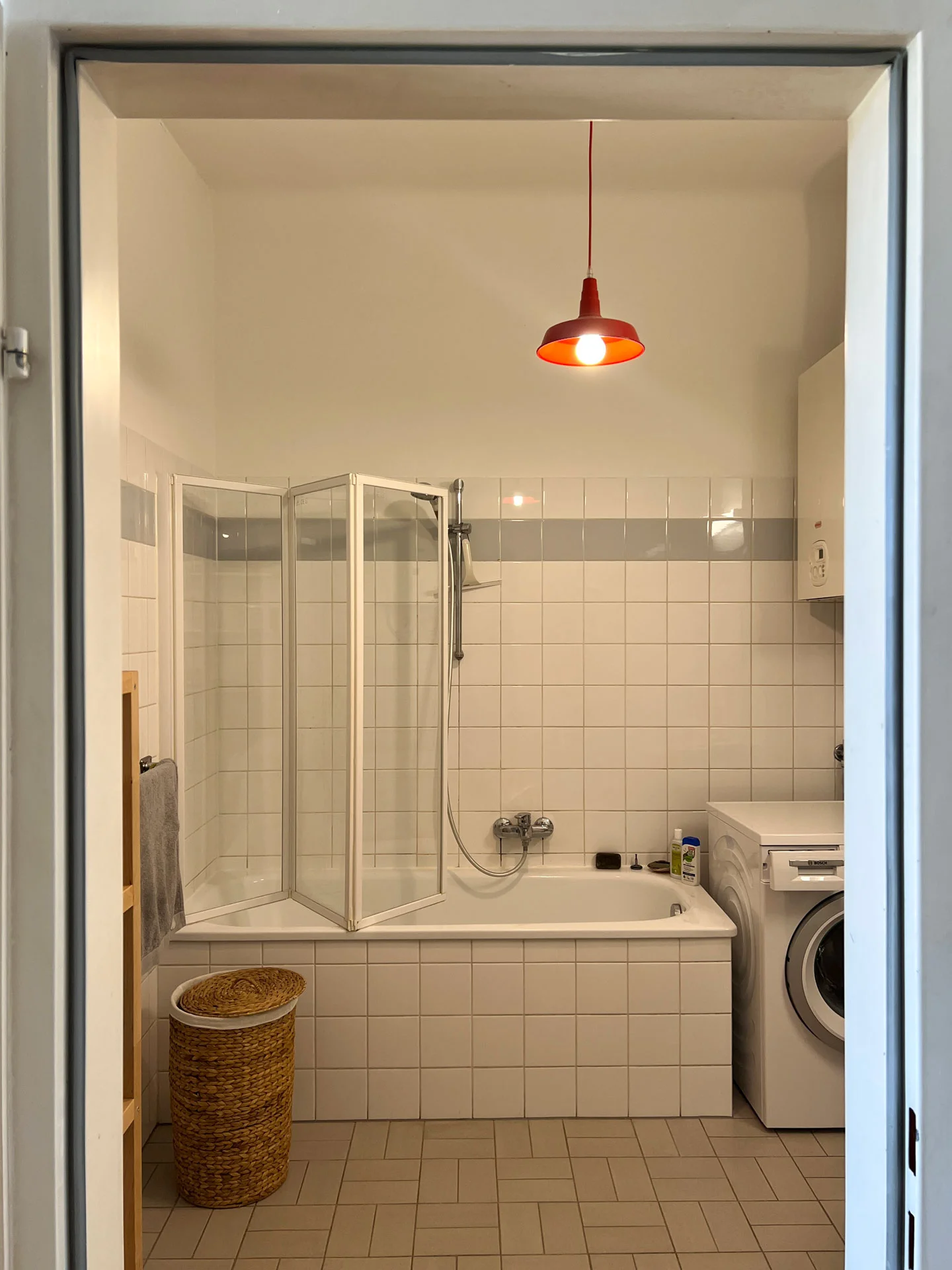 Geräumiges Badezimmer mit Badewanne und Waschmaschine | © A.S.