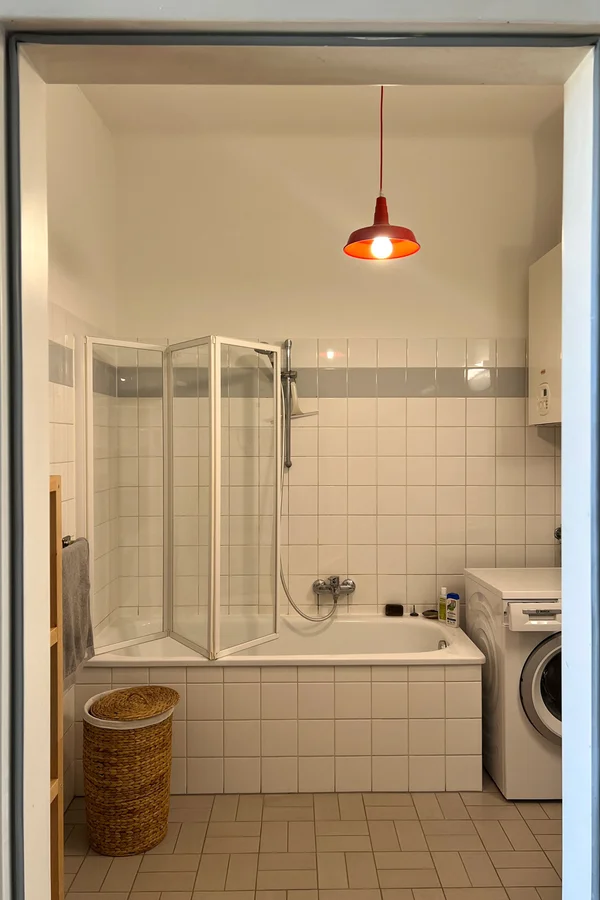 Geräumiges Badezimmer mit Badewanne und Waschmaschine | © A.S.