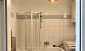 Spacious bathroom with bathtub and washing machine | © A.S.
