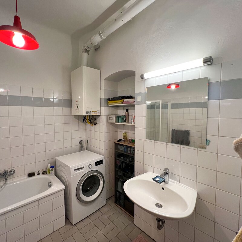 Spacious bathroom with bathtub and new washing machine | © A.S.