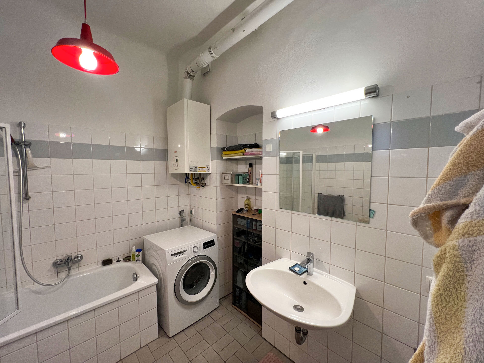 Spacious bathroom with bathtub and new washing machine | © A.S.