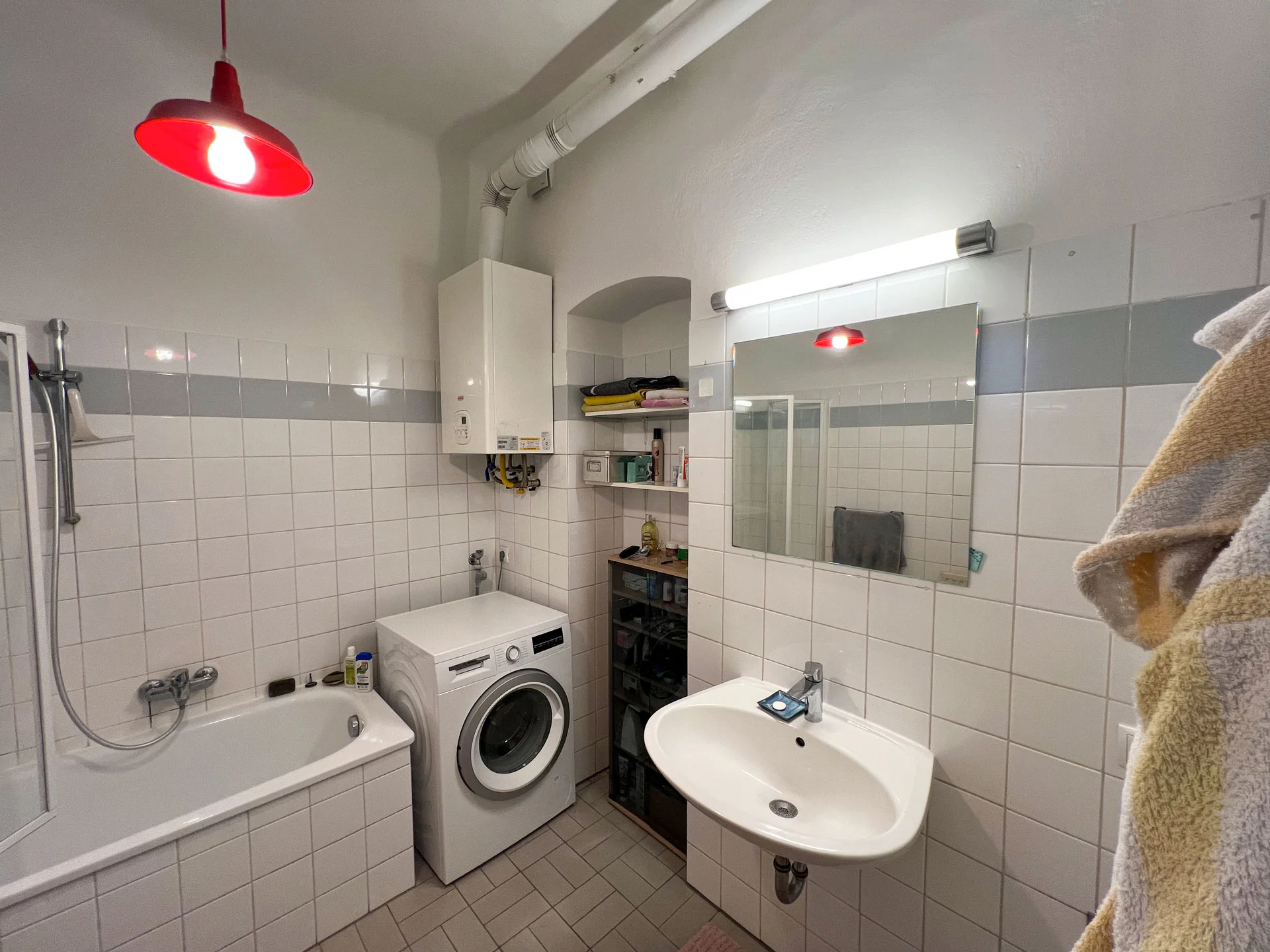 Geräumiges Badezimmer mit Badewanne und neuer Waschmaschine | © A.S.
