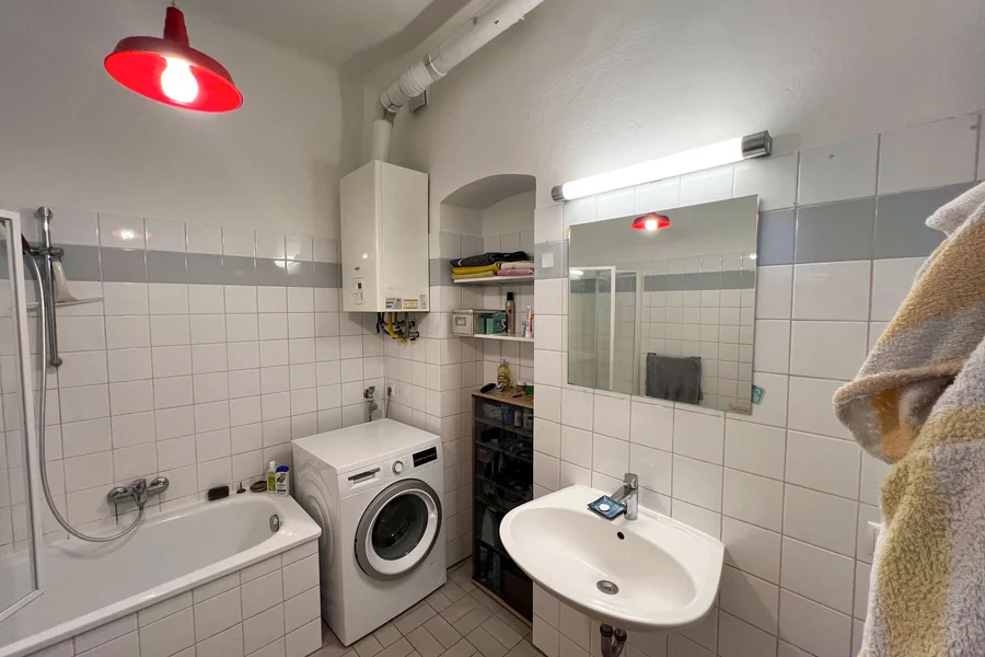 Geräumiges Badezimmer mit Badewanne und neuer Waschmaschine | © A.S.
