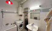 Spacious bathroom with bathtub and new washing machine | © A.S.