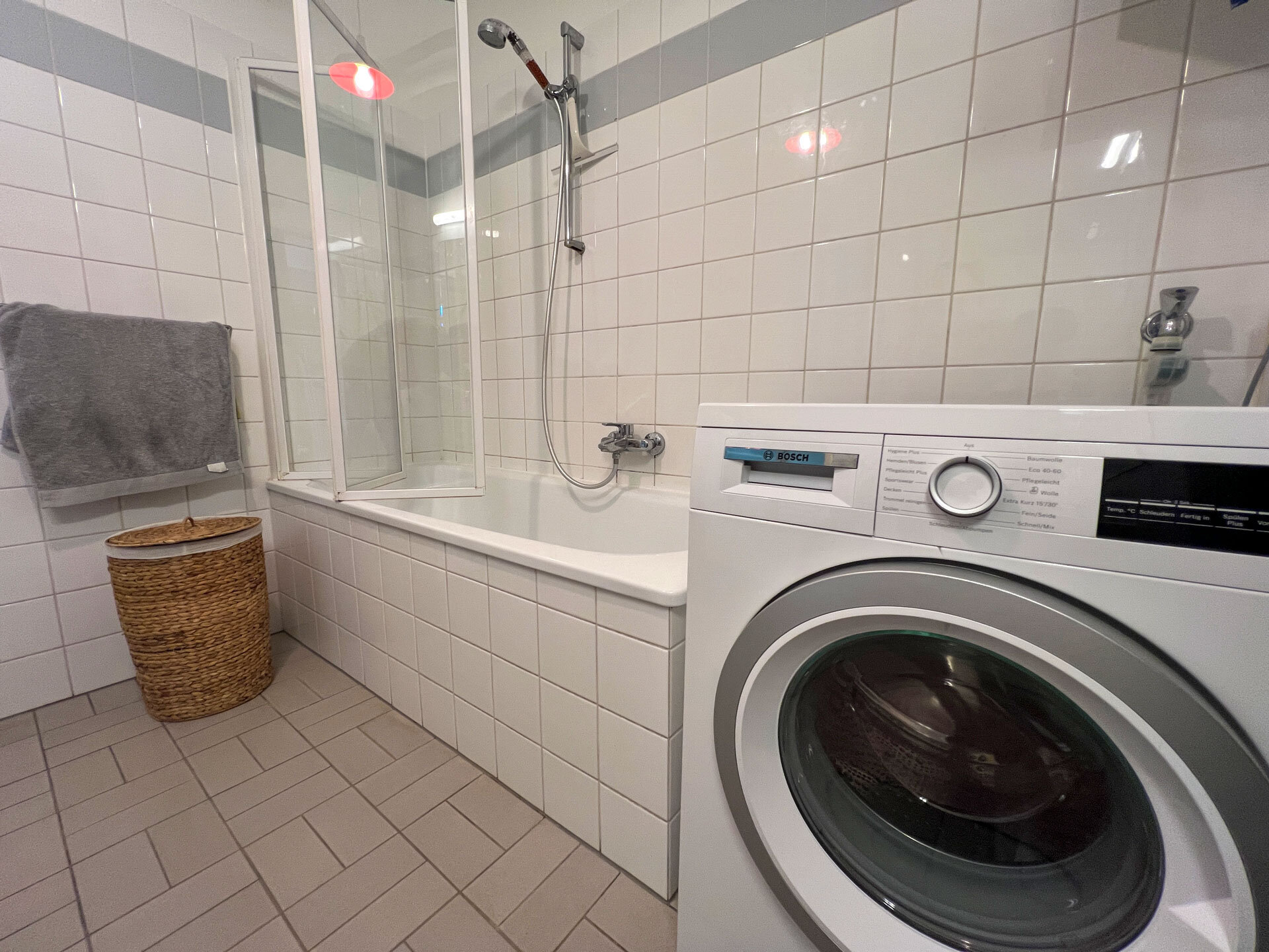 Spacious bathroom with bathtub and new washing machine | © A.S.