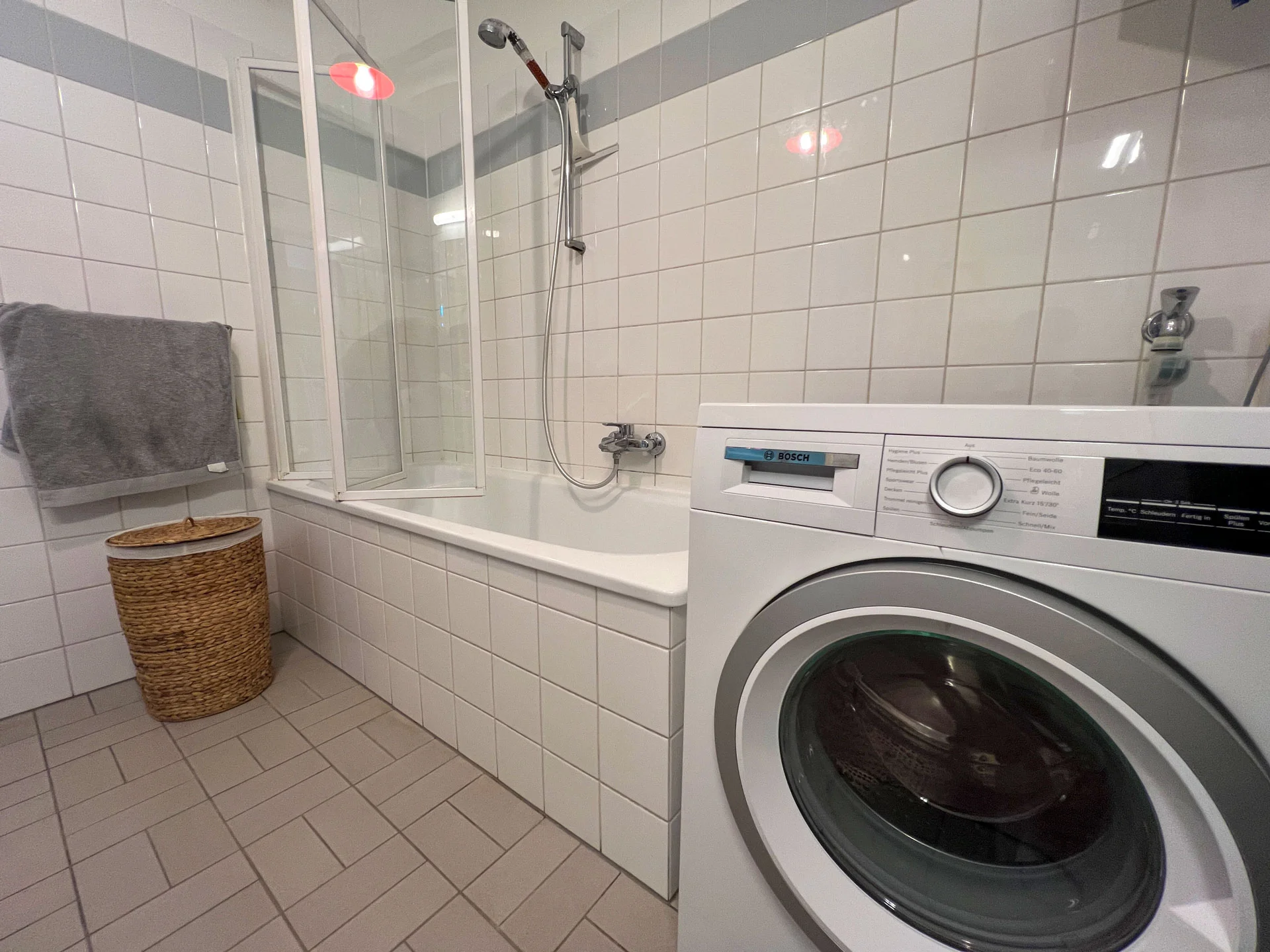 Geräumiges Badezimmer mit Badewann | © A.S.