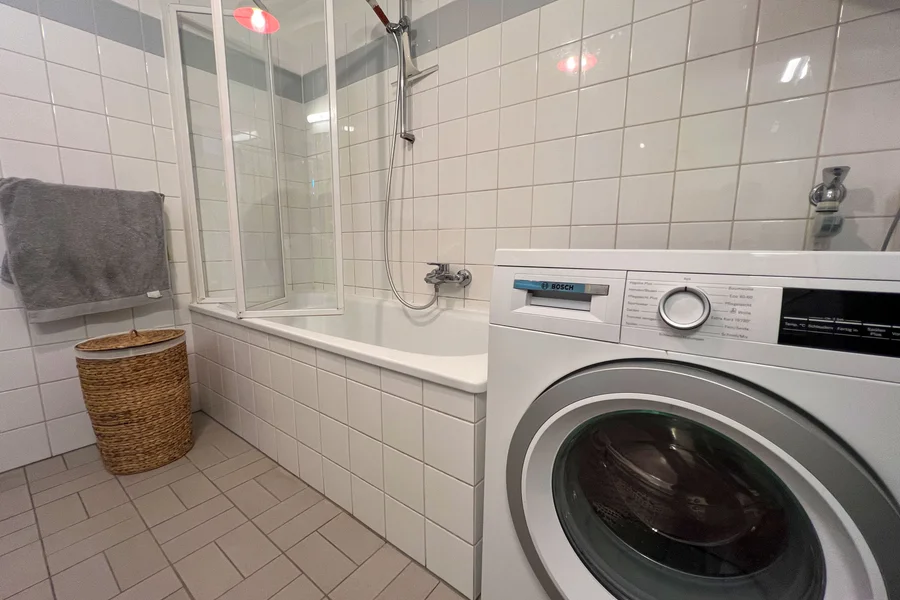 Geräumiges Badezimmer mit Badewann | © A.S.