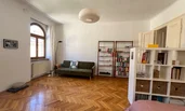 Living room/bedroom with sofa and bookshelves | © A.S.