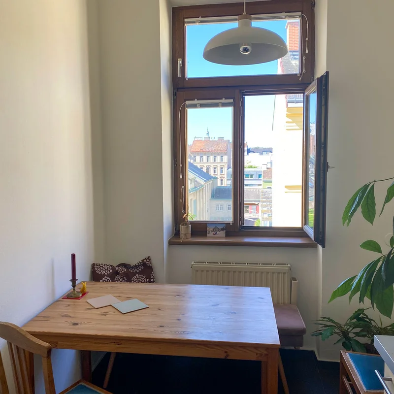 Sonnige, ruhige Küche mit gemütlicher Essecke | © A.S.