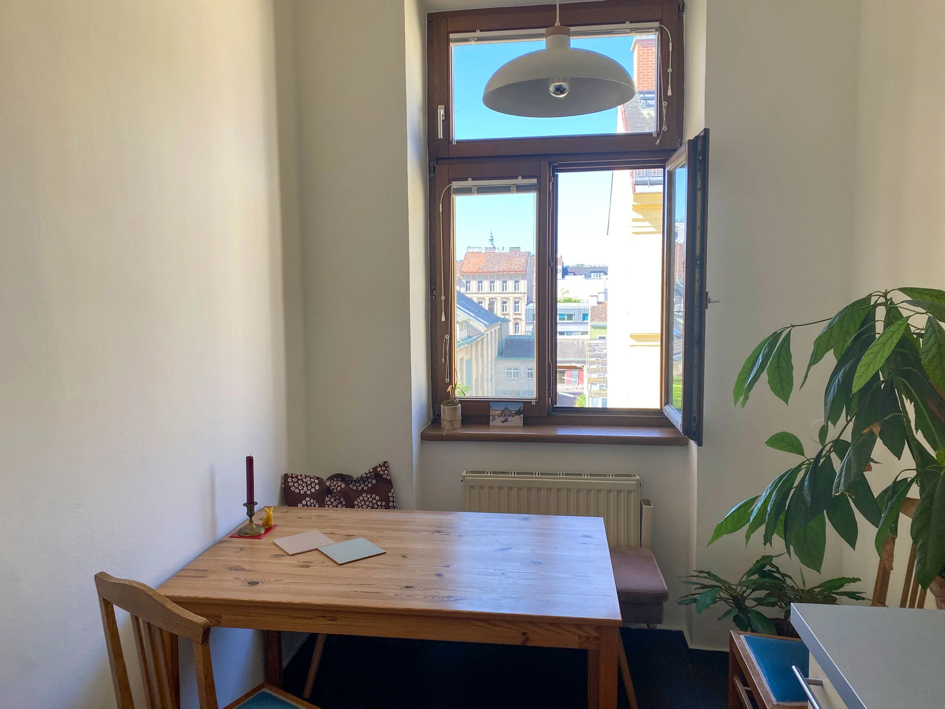 Sonnige, ruhige Küche mit gemütlicher Essecke | © A.S.