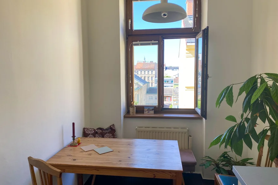 Sonnige, ruhige Küche mit gemütlicher Essecke | © A.S.