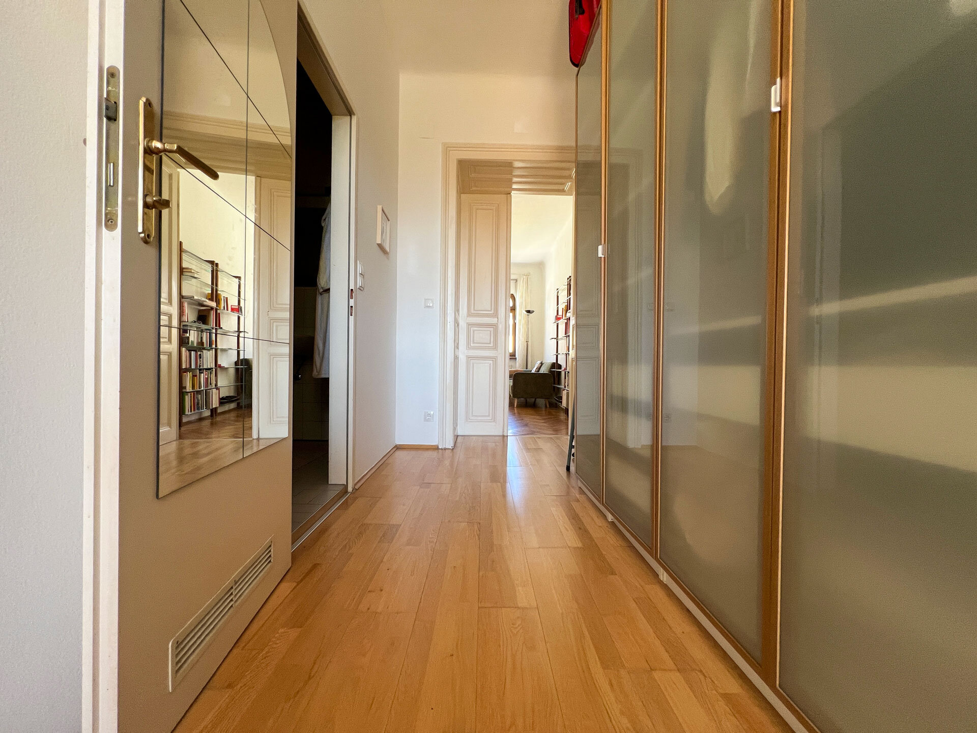 Spacious hallway with storage space | © A.S.