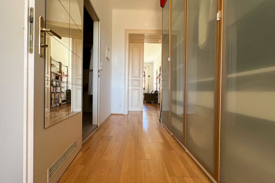 Spacious hallway with storage space | © A.S.