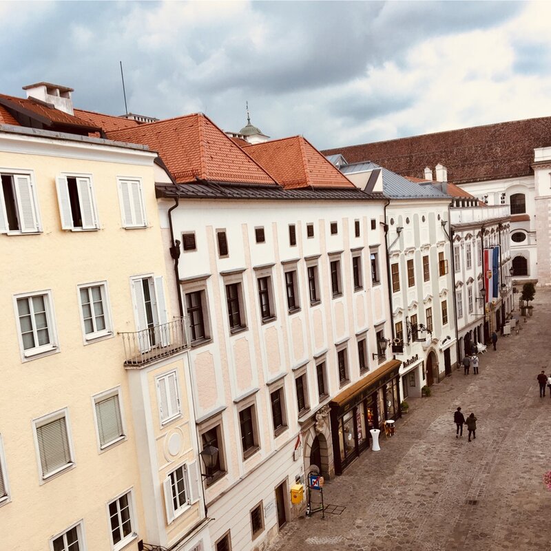 Historic old town facades: 3-room apartment for short-term rental – temporary housing in Linz for 1 to 6 months