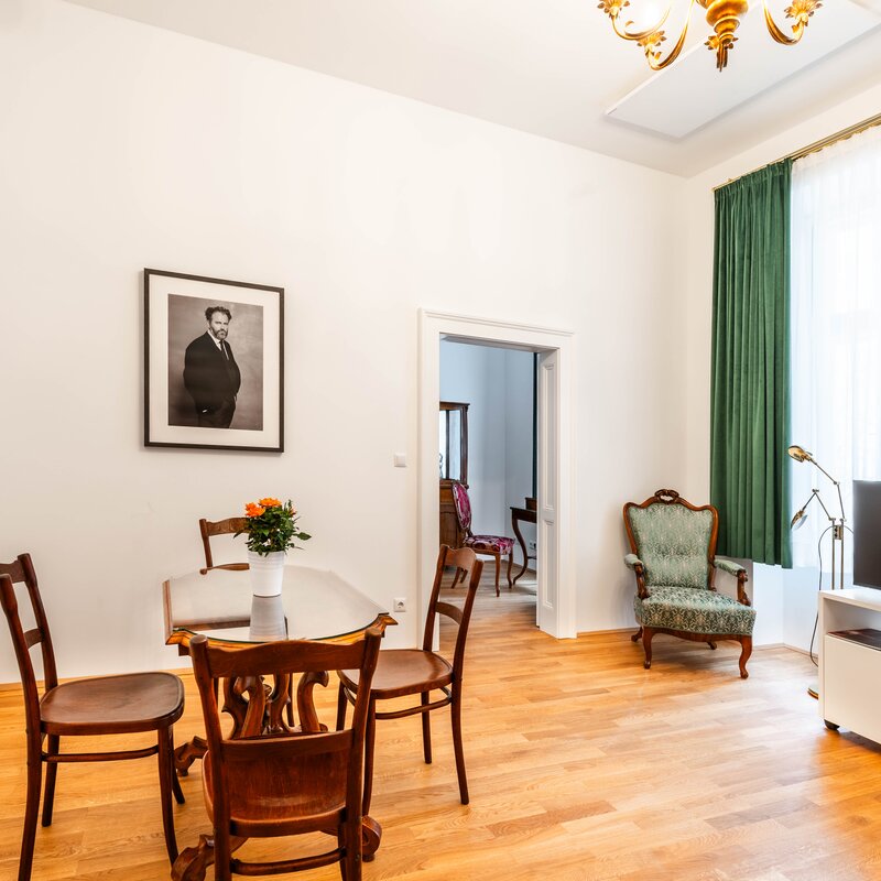 Bright living area with parquet & stucco – 2-room apartment, short-term rental & temporary housing for 1 to 6 months in Vienna