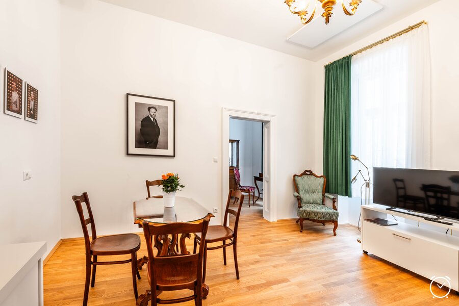 Bright living area with parquet & stucco – 2-room apartment, short-term rental & temporary housing for 1 to 6 months in Vienna