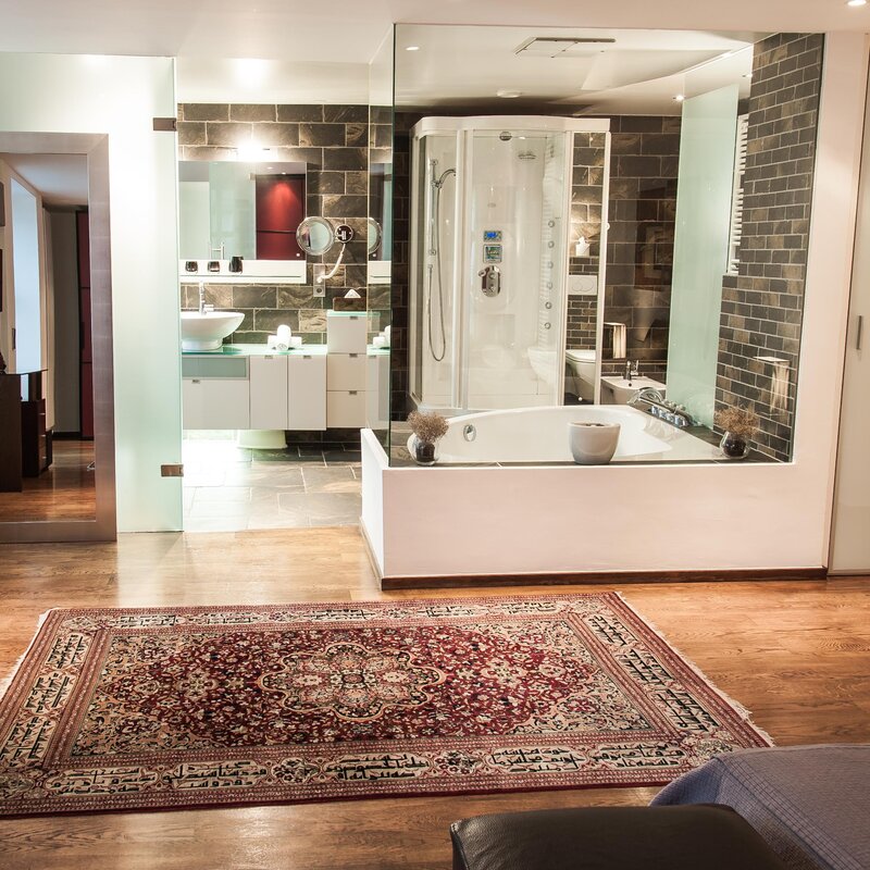 Badezimmer mit Glastrennwand