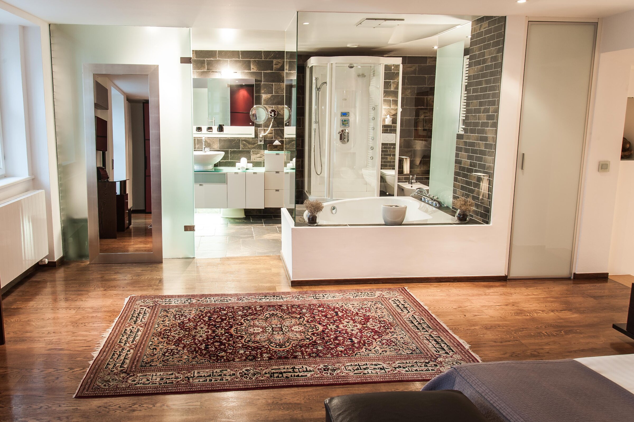 Badezimmer mit Glastrennwand