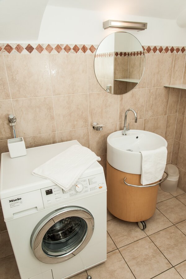 kleines Zusatzbad mit Waschmaschine