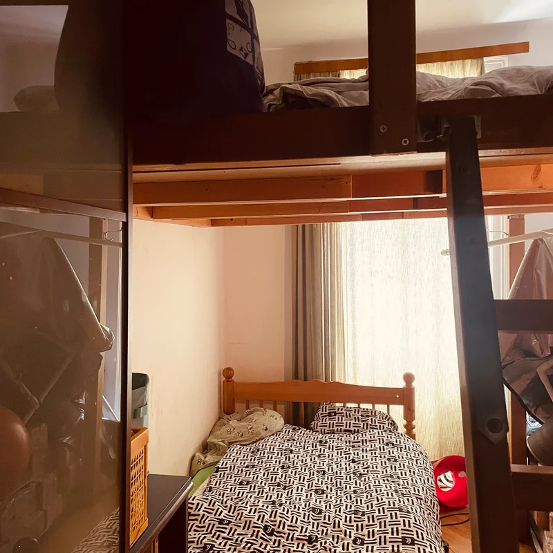 2 oben und oder 1 Erwachsene + 1 kleines Kind unten